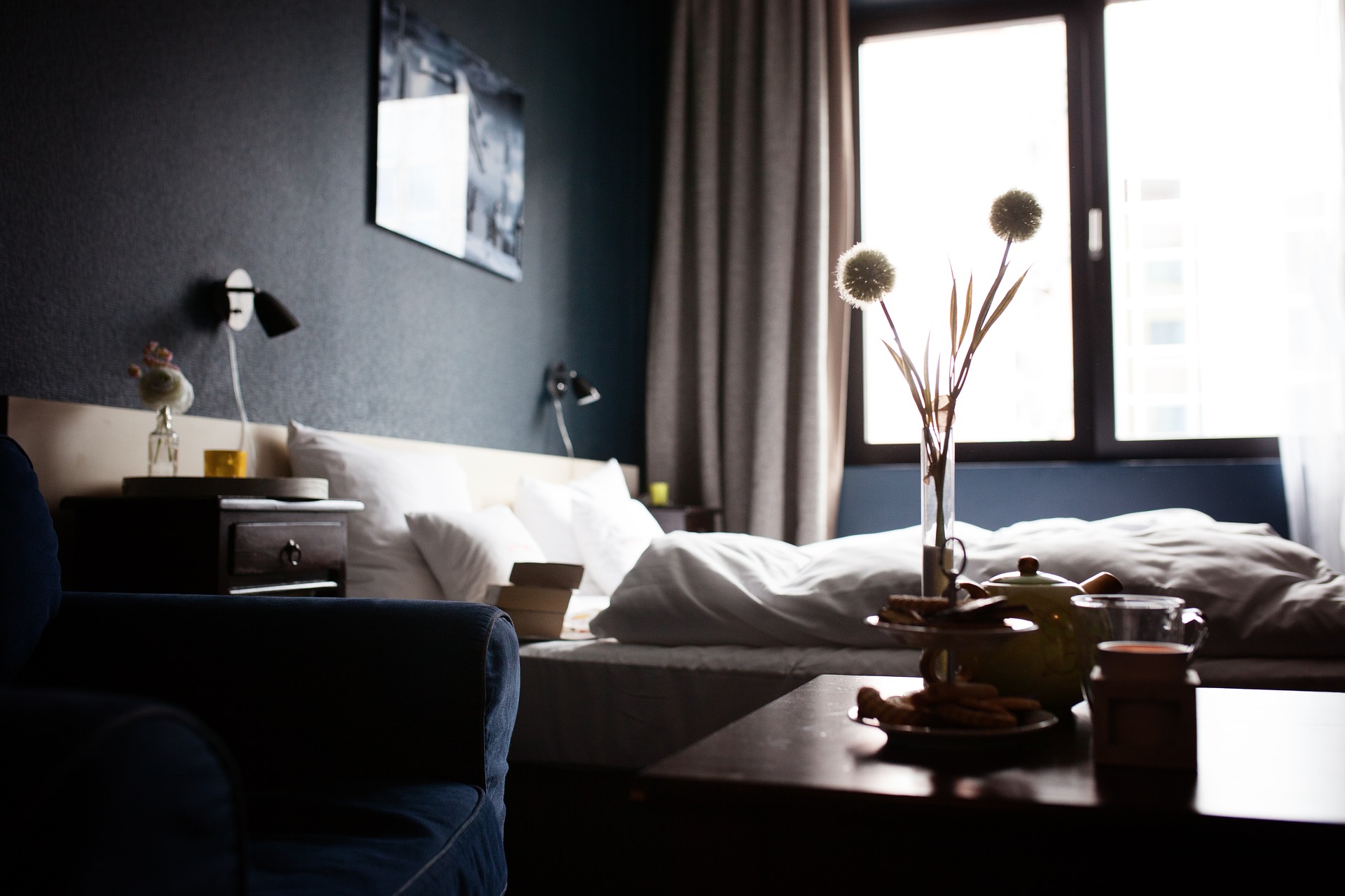 Praktyczne i piękne łóżka z tapicerowanym zagłówkiem